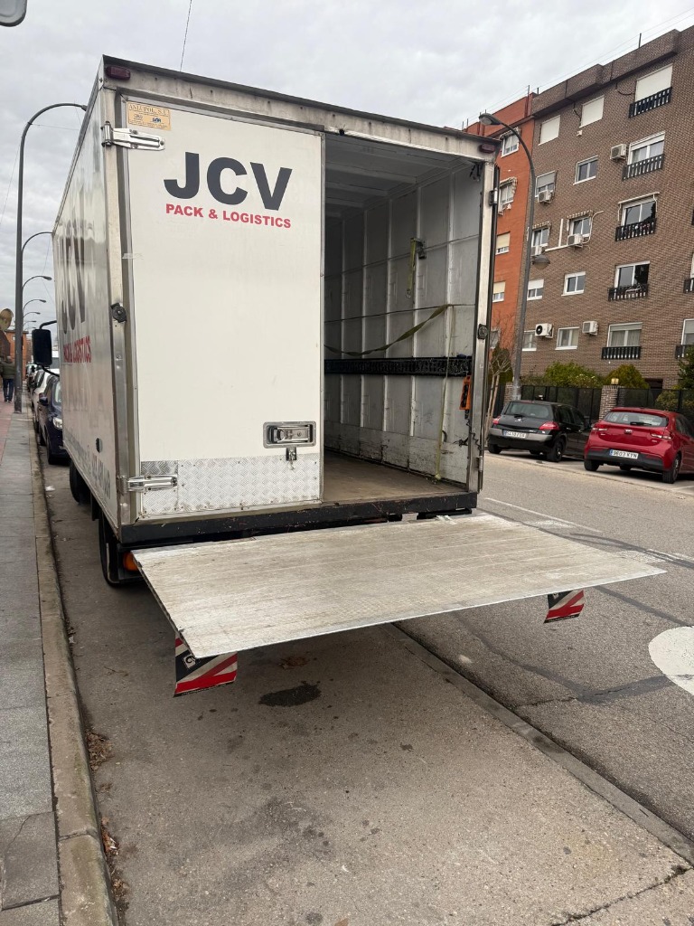 Camión carrozado de JCV Pack & Logistics con plataforma elevadora hidráulica